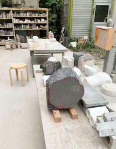 インスタレーション作品『あなたの家に、庭になる』の制作中画像