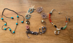 インスタレーション作品『あなたの家に、庭になる』の制作中画像