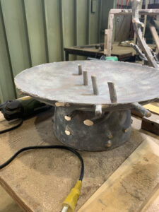 インスタレーション作品『あなたの家に、庭になる』の制作中画像