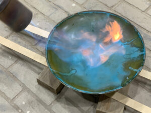 インスタレーション作品『あなたの家に、庭になる』の制作中画像