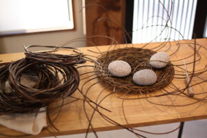 インスタレーション作品『あなたの家に、庭になる』の制作中画像